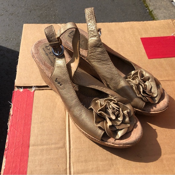 BOC  C63570 Metalic Gold FLOWER WEDGE SANDALS LEATHER Size 9 - Picture 11 of 14